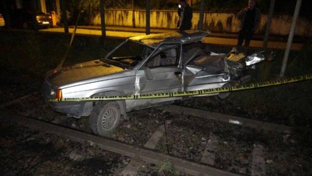 Trenin çarptığı otomobilin sürücüsü şans eseri yaralanmadı