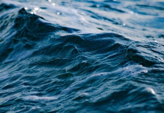 2 kişi yüksek dalganın etkisiyle denize düşerek kayboldu