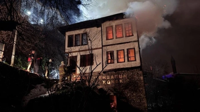 200 yıllık tarihi konak alevlere teslim oldu