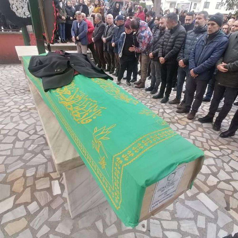 Vedat &ouml;ğretmen, son yolculuğuna uğurlandı; ceketi tabutun &uuml;zerine konuldu