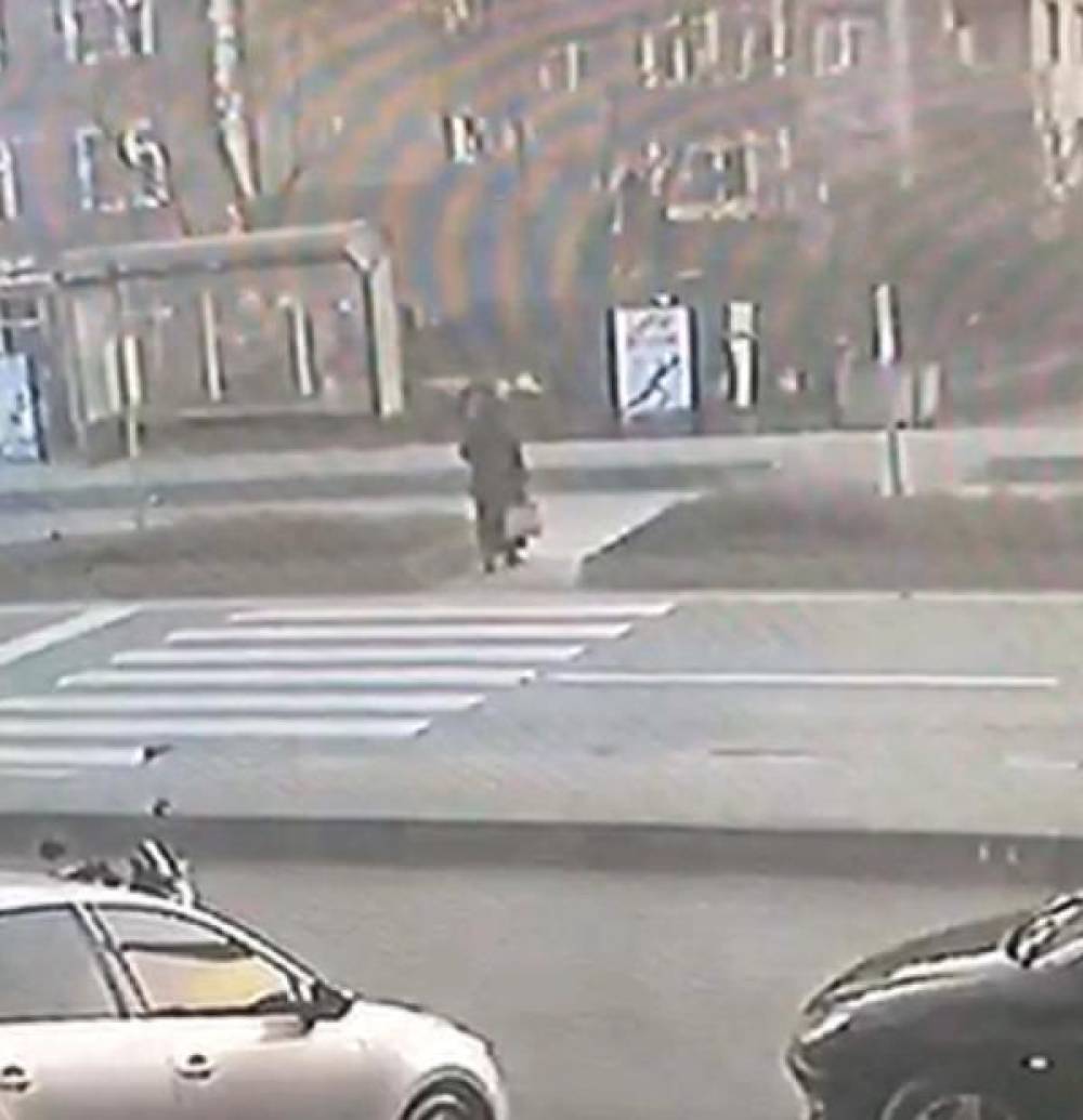 Otomobilin çarptığı kadının hayatını kaybettiği kaza anı kamerada