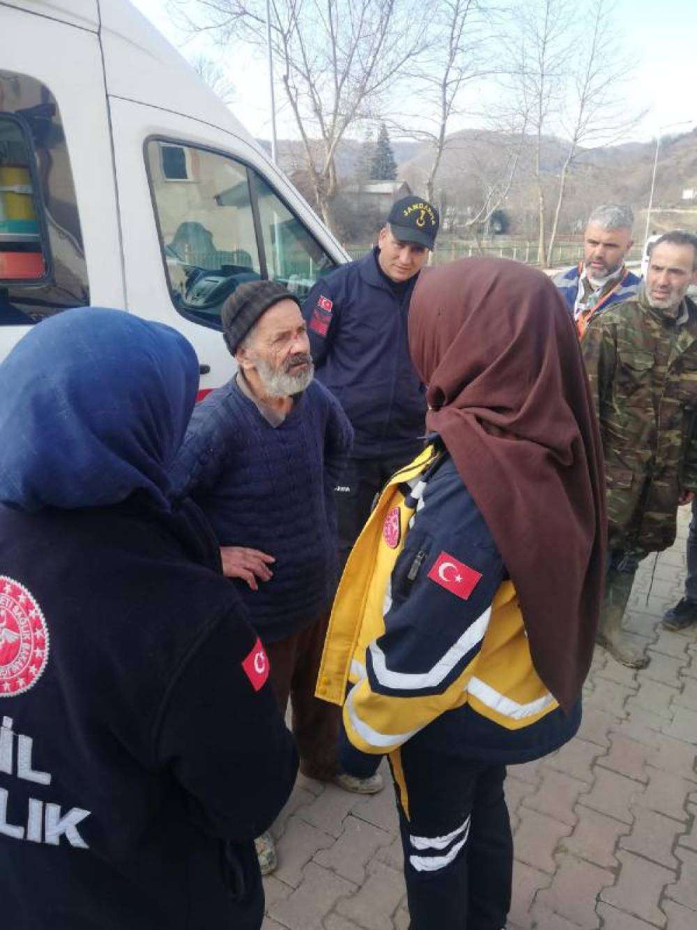 kayıp olarak aranırken 16 saat sonra bir ağacın altında yatarken bulundu
