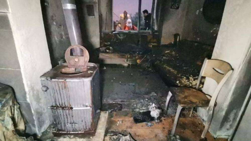 Sobaya d&ouml;k&uuml;len benzin parlayınca yangın &ccedil;ıktı; kayınvalide ile gelin hastaneye kaldırıldı