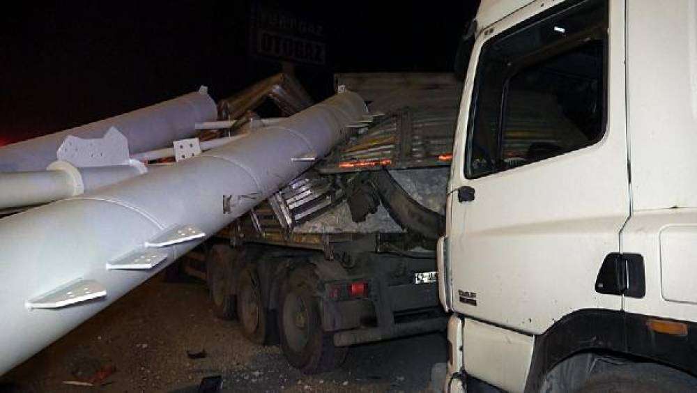 Freni boşalan TIR, 2 TIR'a &ccedil;arptı; D-100 yolu ulaşıma kapandı