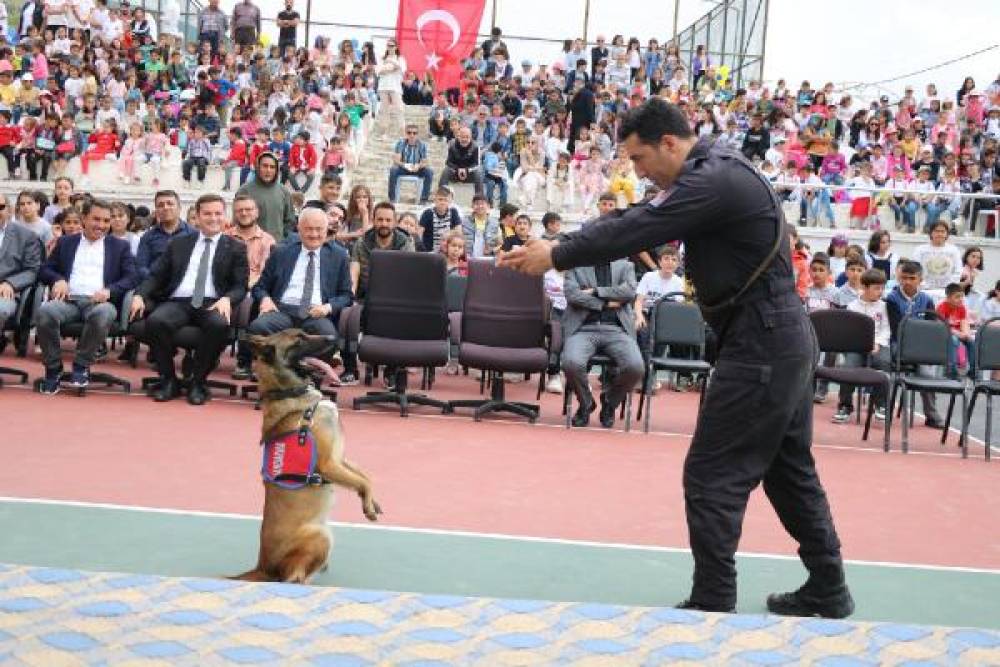Tokat'ta jandarma arama köpekleri öğrencilere  hünerlerini sergiledi