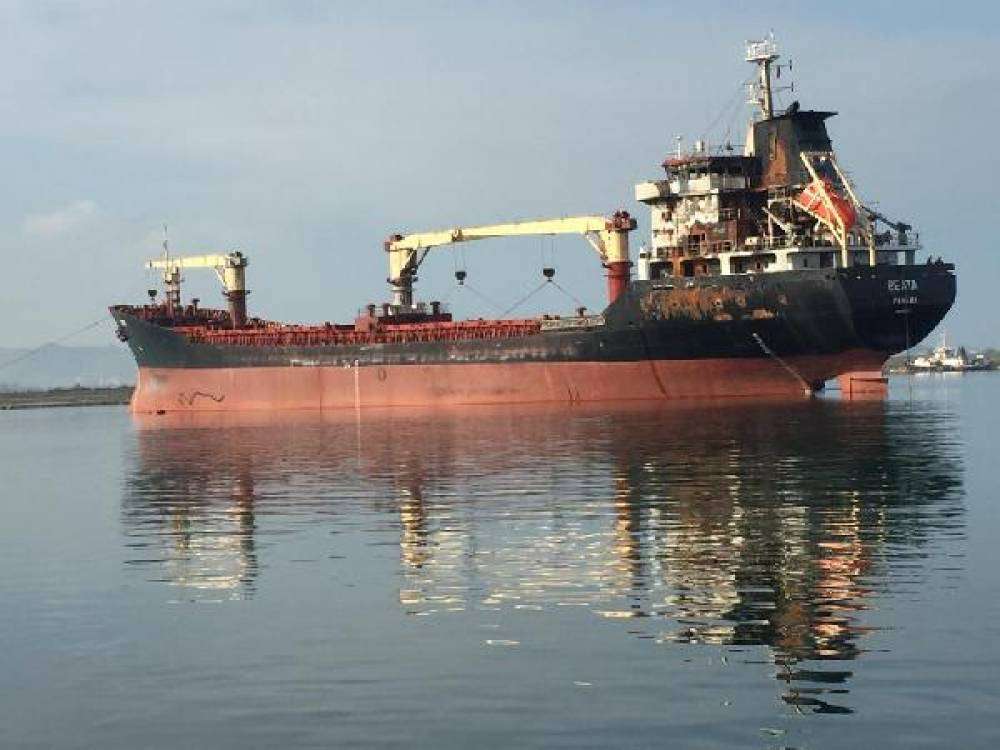Sinop a&ccedil;ıklarında yanan gemi Ordu'ya getirildi