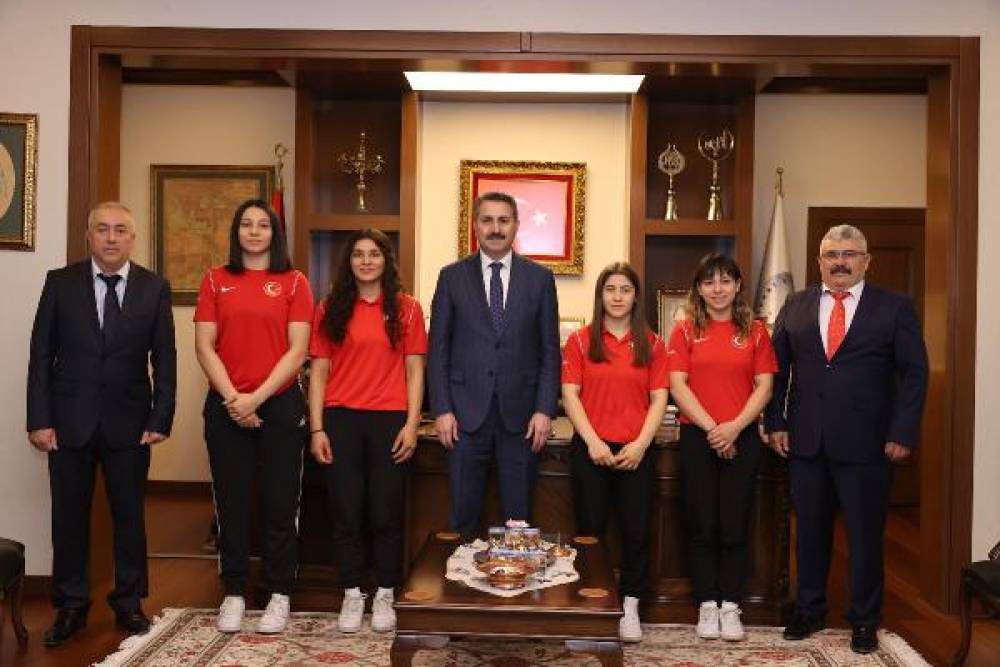 Başkan Eroğlu şampiyon g&uuml;reş&ccedil;ileri ağırladı