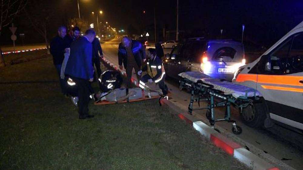 Yola kontrols&uuml;z &ccedil;ıkan otomobile &ccedil;arptı: 2 yaralı