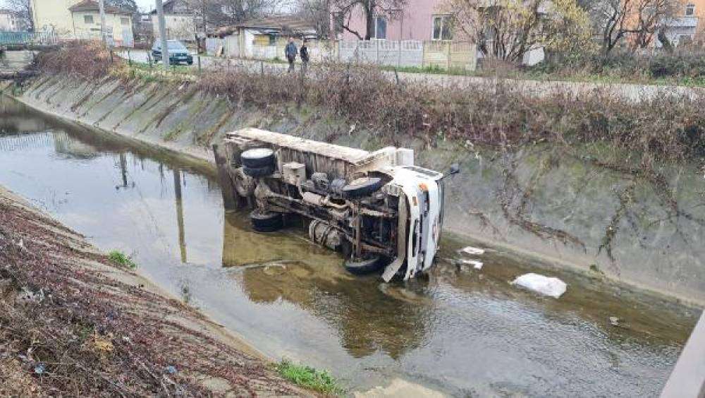 Dereye yuvarlanan kamyonun s&uuml;r&uuml;c&uuml;s&uuml; yaralandı