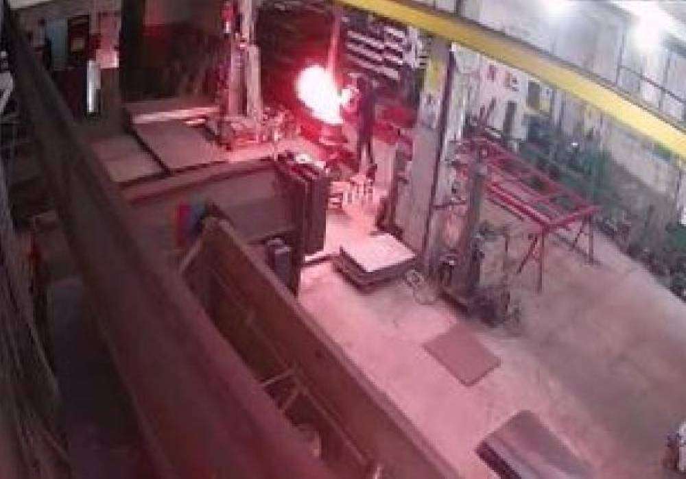 Sobaya d&ouml;kt&uuml;ğ&uuml; tinerle kendini yaktığı anlar kamerada