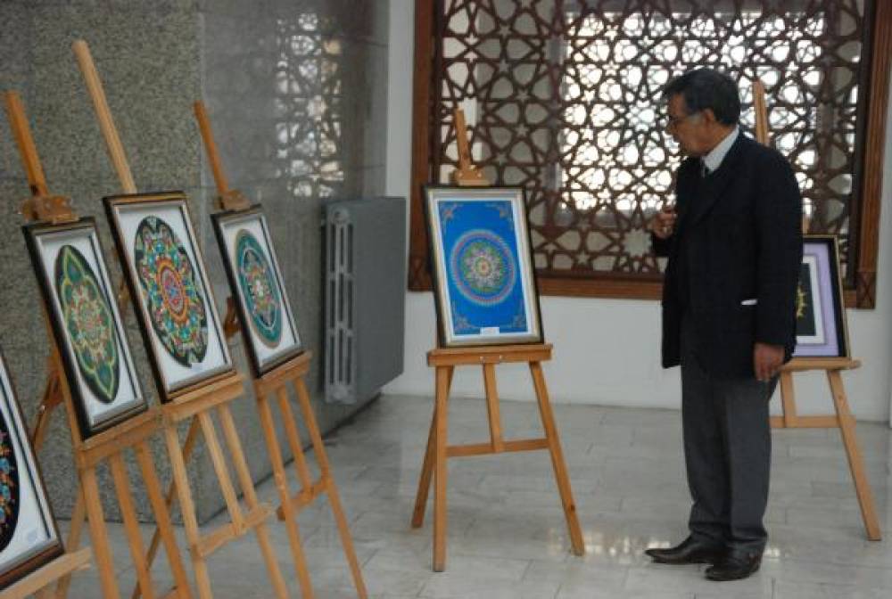 Emekli okul müdürü, tablolarını depremzedeler için bağışladı  