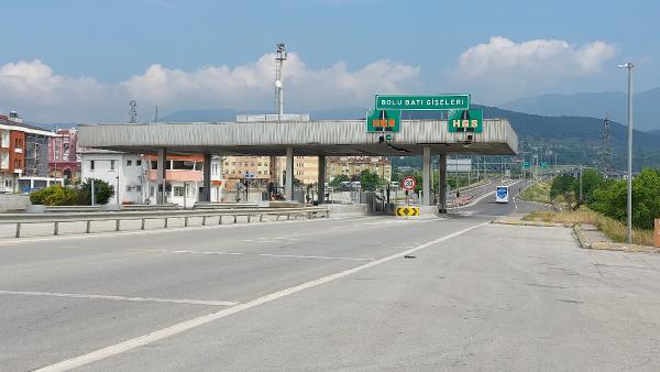 Bolu'da, TEM'in İstanbul yönü 32 gün sonra ulaşıma açıldı - Yeniden