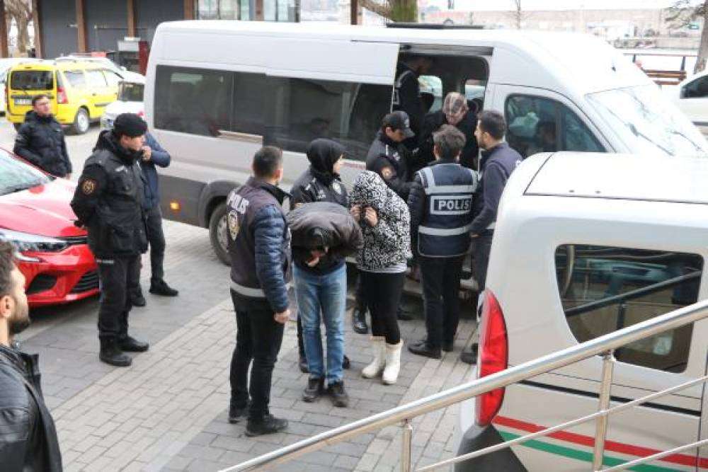 Fuhuş' operasyonunda yakalanan 6 ş&uuml;pheli adliyede 