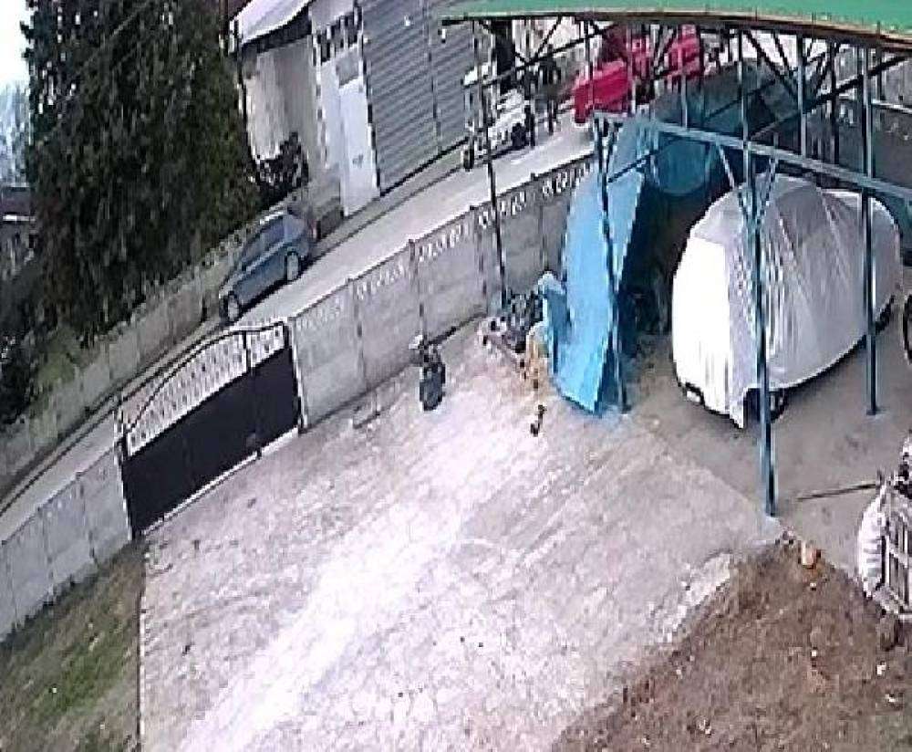 Kamyonet ile 3 tekerlekli motosiklet arasında sıkışarak yaralandı