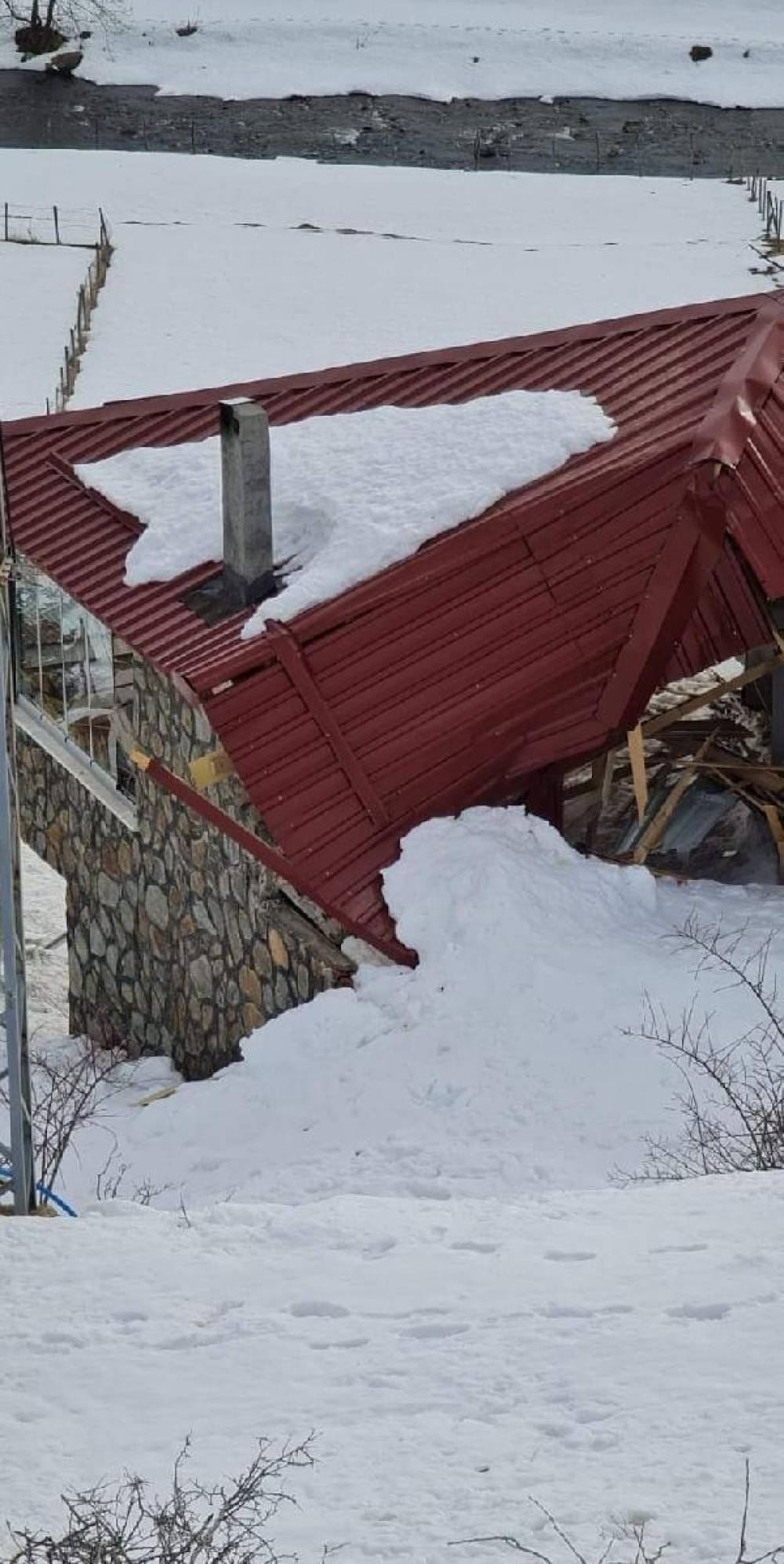 Ordu'da evin üzerine düşen kar kütlesi hasara neden oldu
