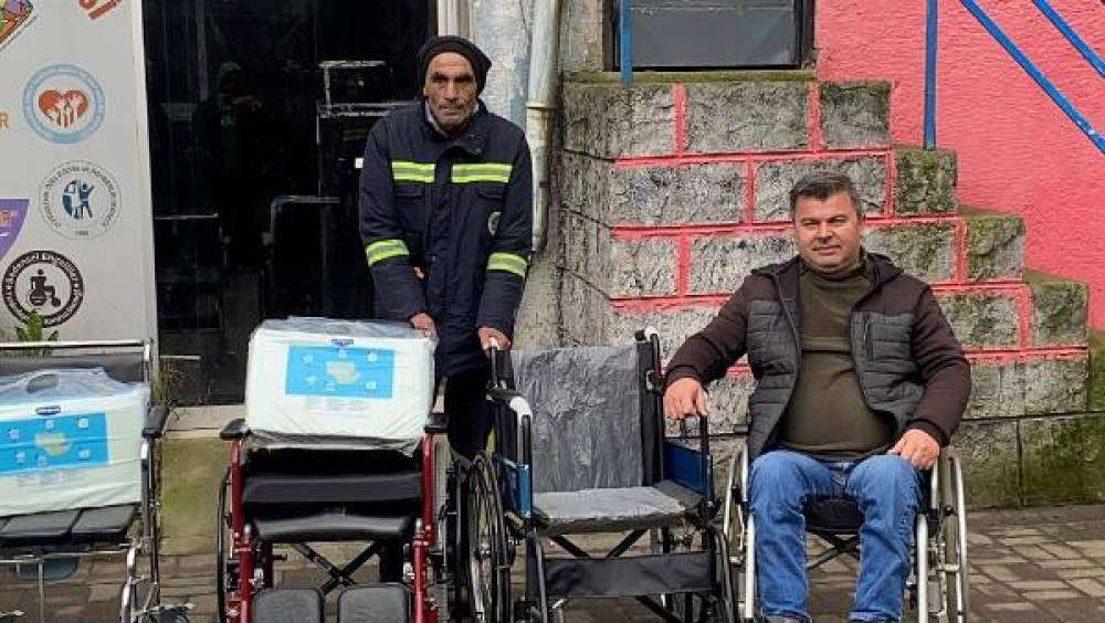 Temizlik iş&ccedil;isi promosyon &ouml;demesiyle tekerlekli sandalye bağışladı