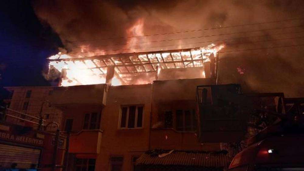 Tokat&rsquo;ta 3 katlı binanın &ccedil;atısında yangın