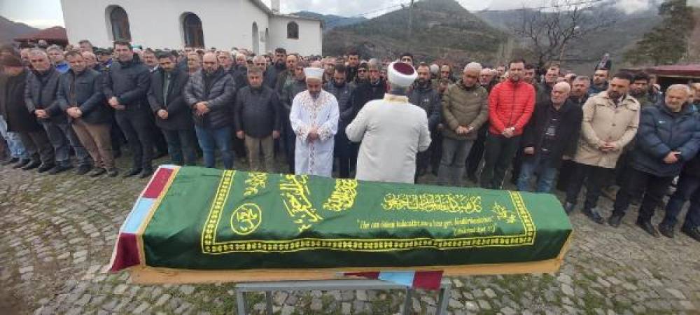 Vasiyetini yerine getirip mezarına Trabzonspor bayrağı örttüler
