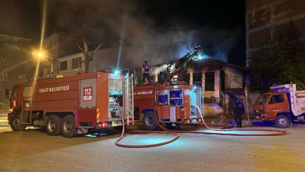 Tokat'ta metruk evde yangın; itfaiye eri dumandan etkilendi