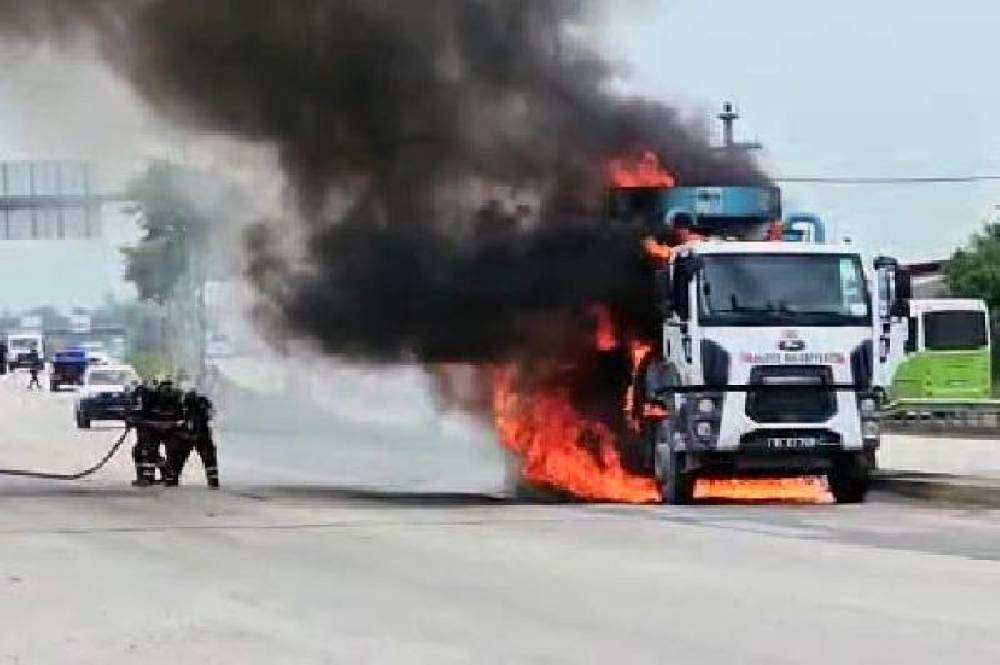 Düzce'de belediyeye ait vidanjör alev alev yandı