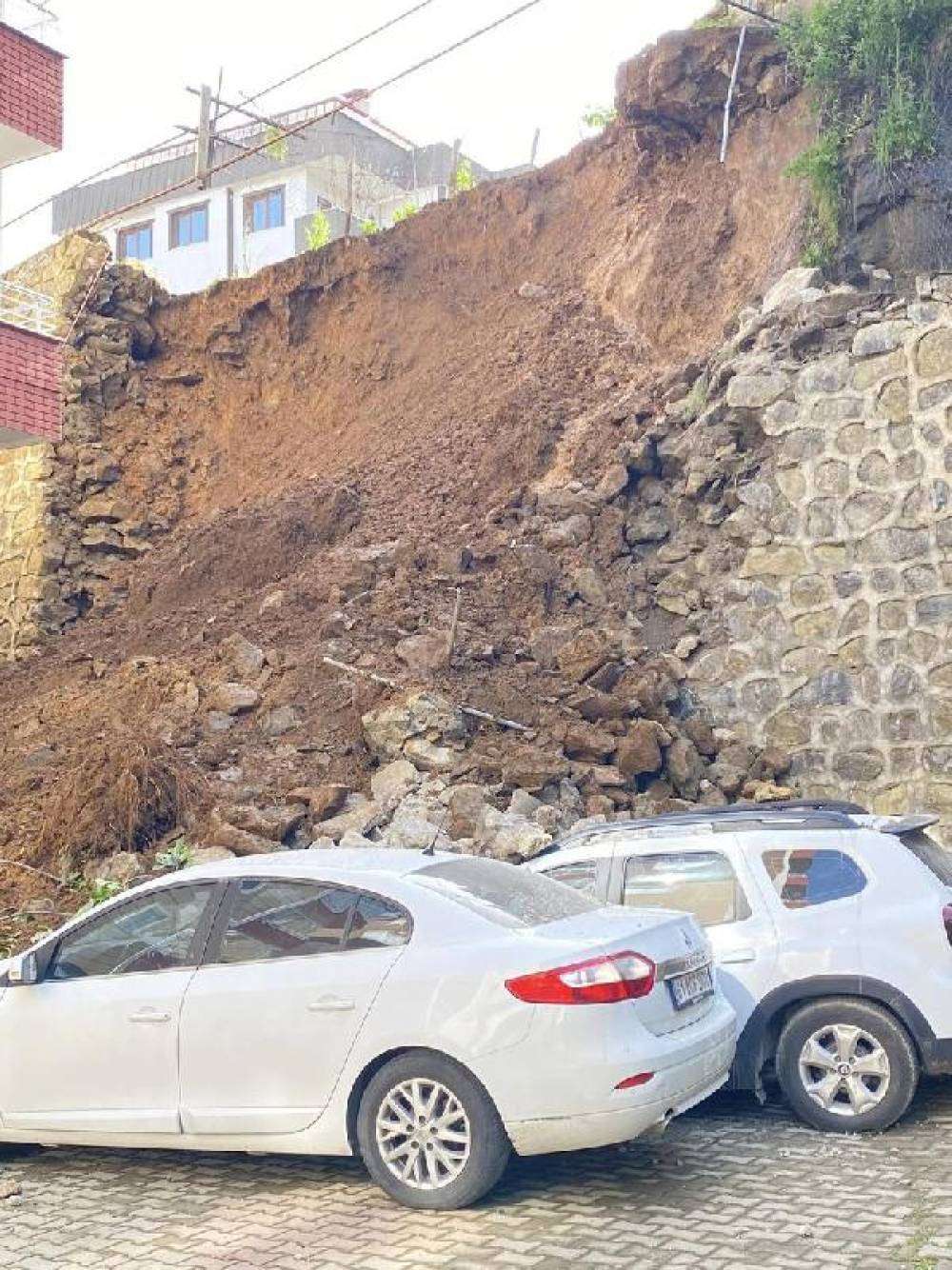 İstinat duvarı araçların üzerine yıkıldı; o anlar kamerada 