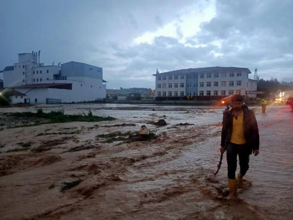Samsun'da sağanak ve dolu etkili oldu; bazı bölgeleri su bastı