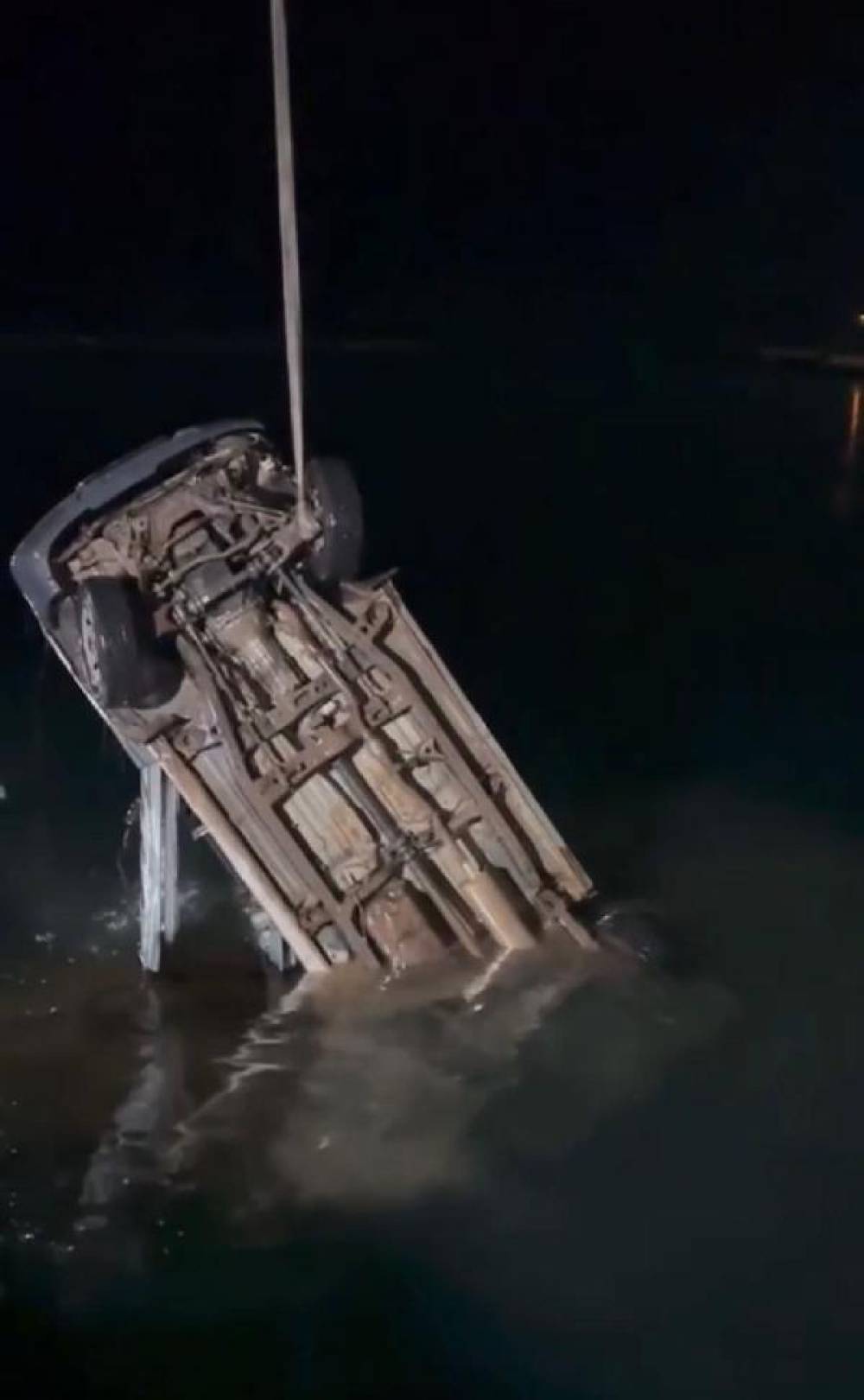 Hopa Limanı'nda kamyonet denize düştü: 1 ölü, 1 yaralı 