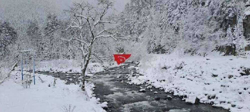 Bayburt ve Rize'de kar yağışı etkili oldu