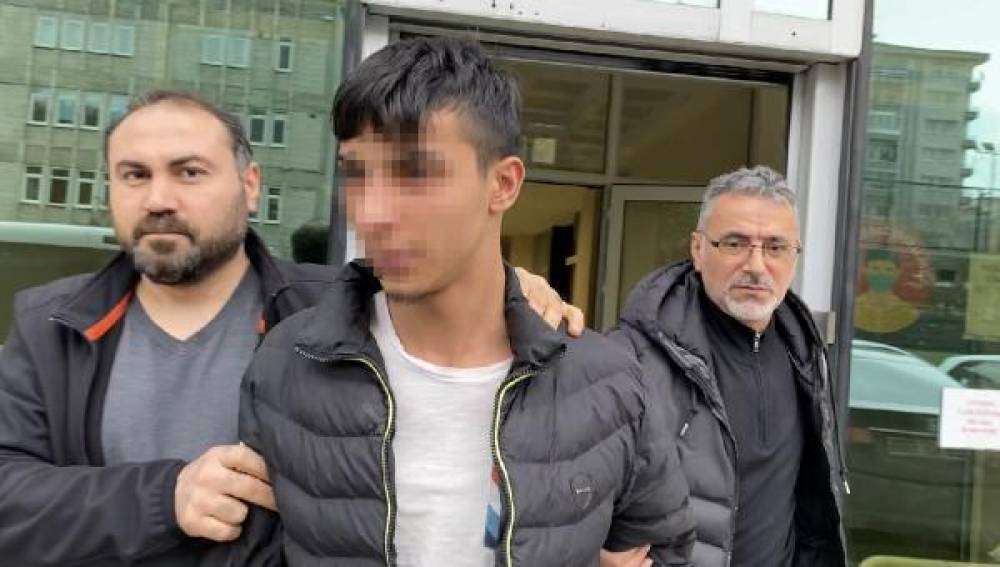 Selamına karşılık vermeyeni dövüp, kulaklığını aldı 