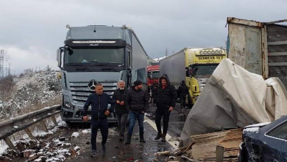 Bolu’da onlarca araç çarpıştı; Ankara istikameti ulaşıma kapandı / Ek fotoğraflar