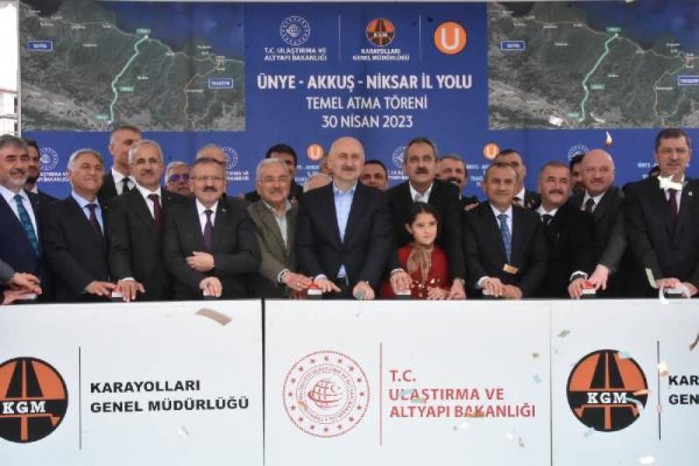 Bakan Karaismailoğlu ve Özer, Ünye-Akkuş-Niksar kara yolunun temel atma törenine katıldı - Yeniden