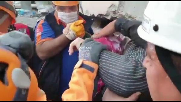 İzmir'de yıkılan binanın enkazı altında kalan kadının kurtarılma anı kamerada