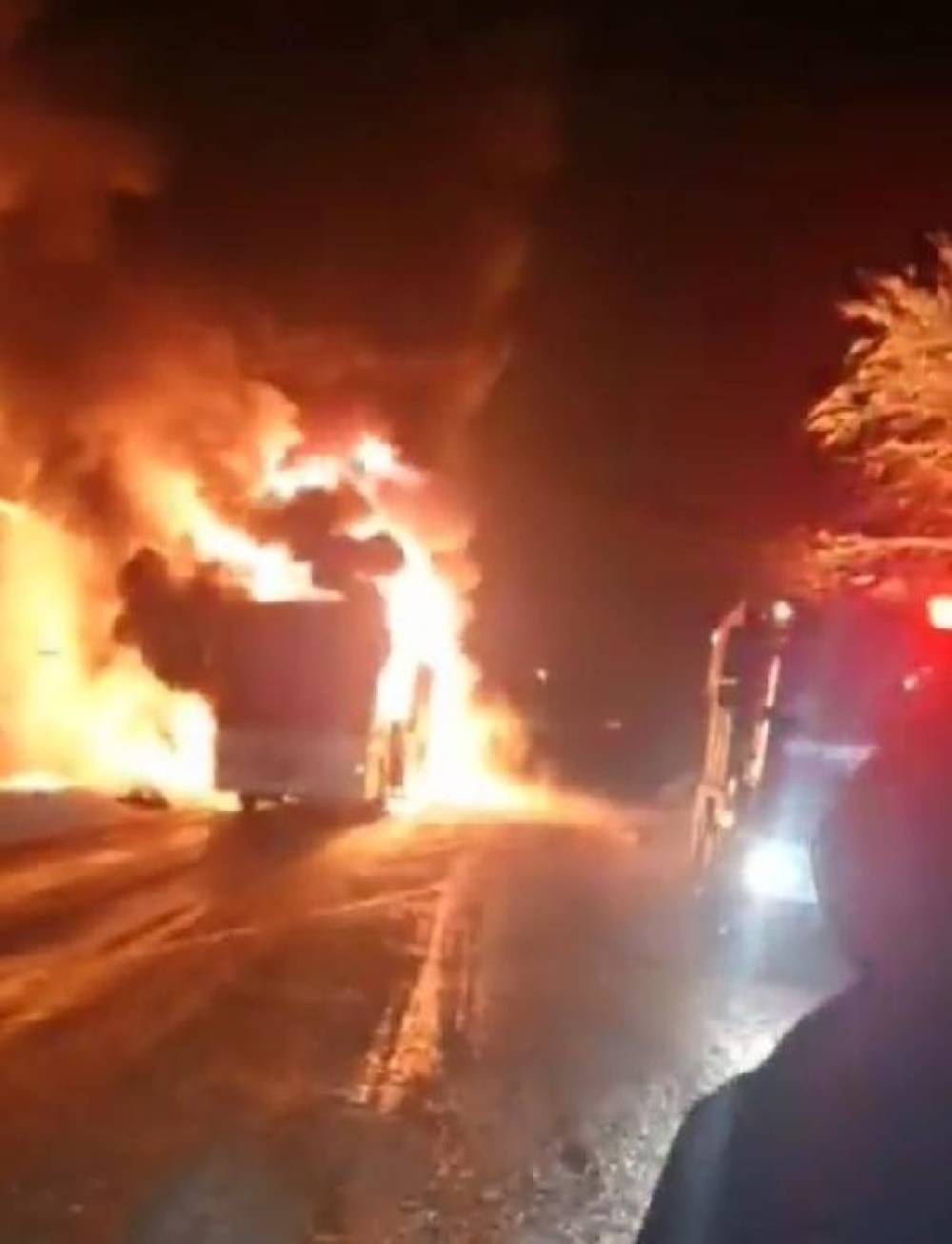 Trabzon'da polisleri taşıyan otobüs alev alev yandı