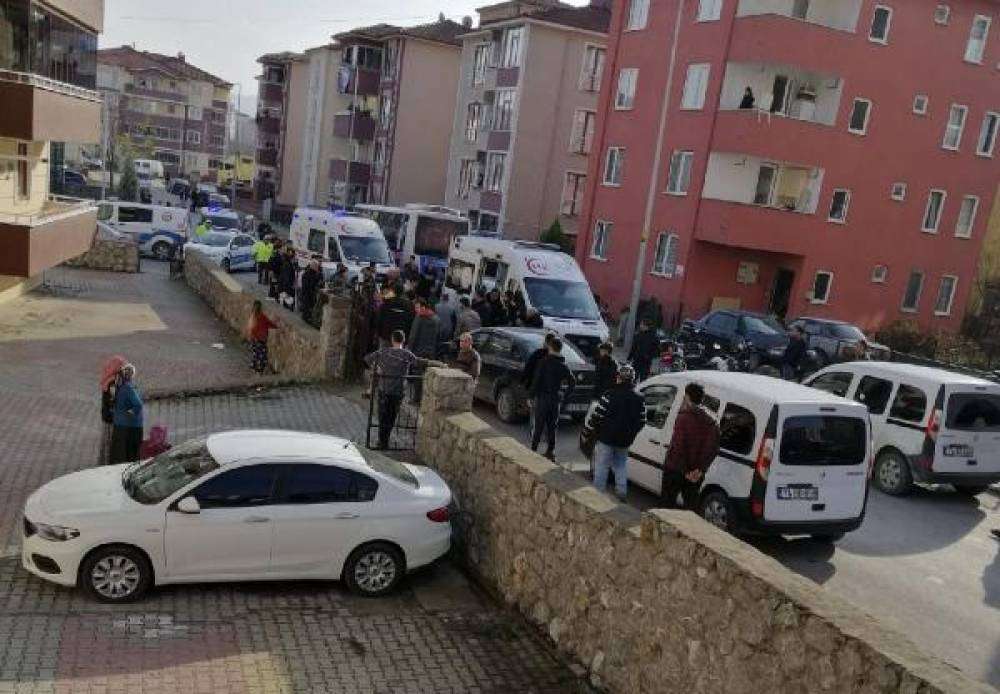 &Ccedil;ocuğunu g&ouml;rmek i&ccedil;in gelen damadını bı&ccedil;akladı