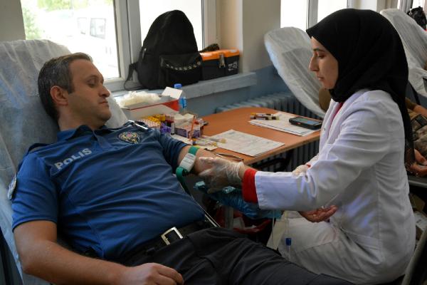 Tokat'ta polisler Kızılay'a kan bağışında bulundu