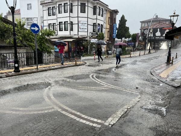 Bartın'da yağmur etkili oldu; yollar su altında kaldı