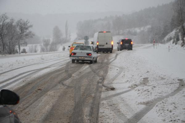 Tokat- Sivas yolu, kar yüzünden ağır tonajlı araçların geçişine kapatıldı