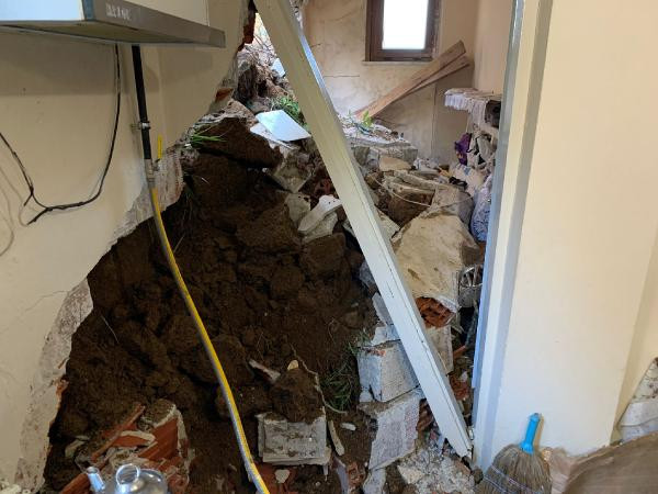 Rize'de heyelan; toprak ve kayalar mutfak duvarını yıktı