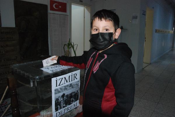 Öğrencilerden İzmir'deki depremzedelere yardım