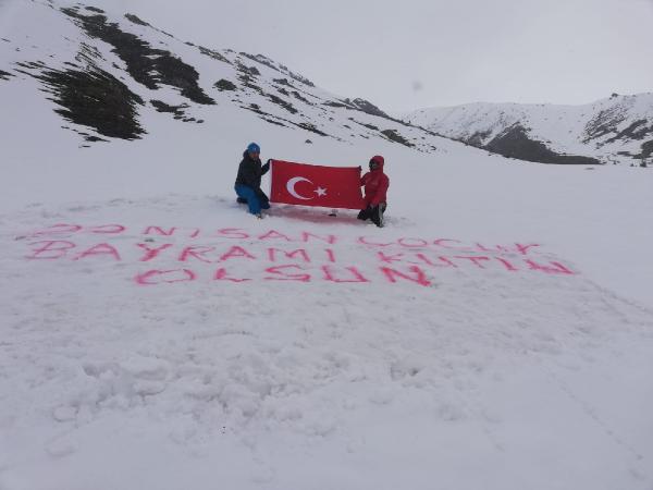 Kar altındaki Kaçkar Yaylası’nda Türk bayrağı açarak 23 Nisan'ı kutladılar