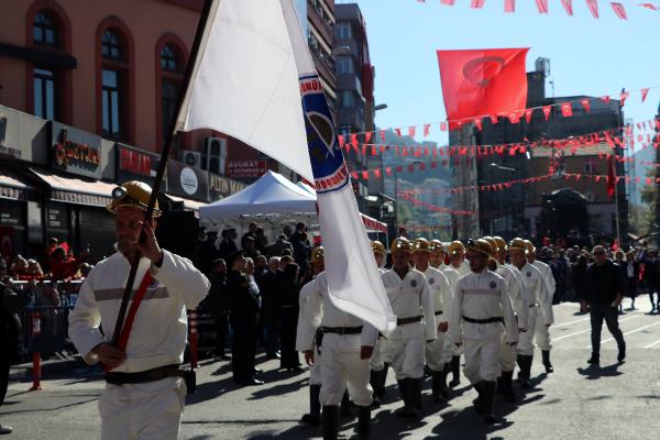 Zonguldak'ta, Cumhuriyet Bayramı kutlamalarında madenciler iş kıyafetleriyle yürüdü