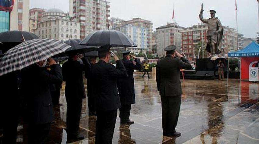 RİZE'DE YAĞMUR ALTINDA ATA'YA SAYGI