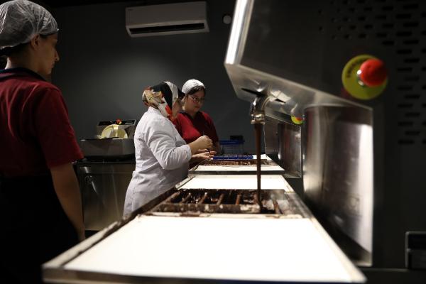 Trabzon’da lise öğrencilerinden çikolata üretimi