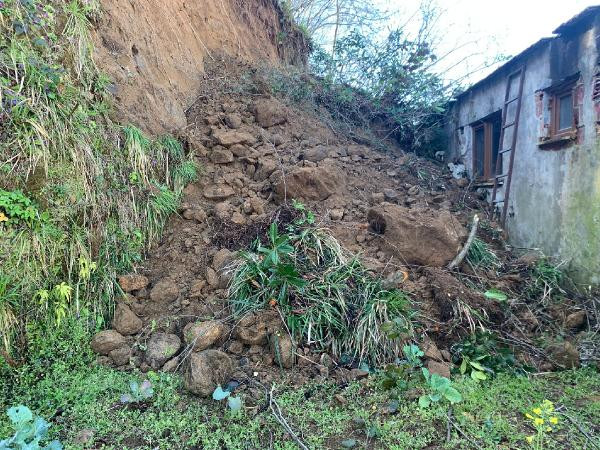 Rize'de heyelan; toprak ve kayalar mutfak duvarını yıktı