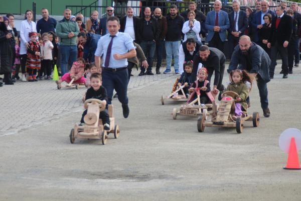 Rize’de baba ve çocukların tahta araba yarışı