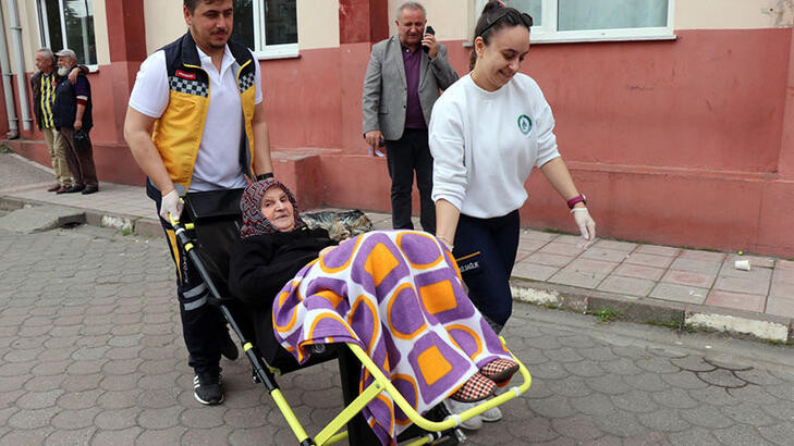91 yaşında oy kullanmaya tekerlekli sandalye ile getirildi