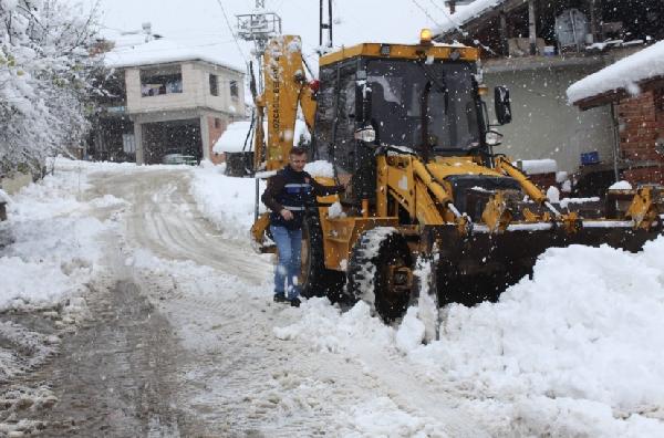 Bartın'da 28 köy yolu kardan kapalı; 55 köyde elektrik yok