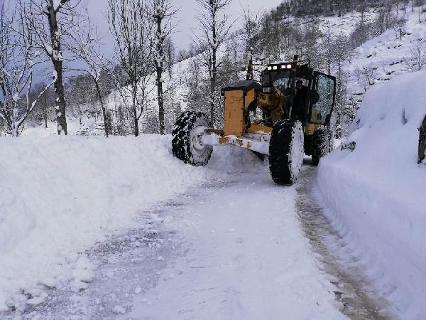 Rize Özel İdaresi’nin 'KAR-delen' ekibi karla mücadele ediyor