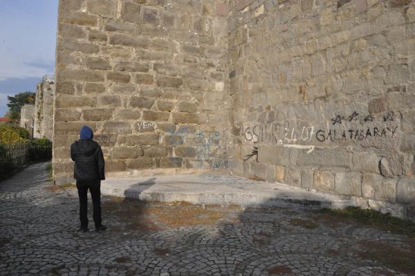 Tarihi kalenin duvarlarına sprey boyalı saygısızlık