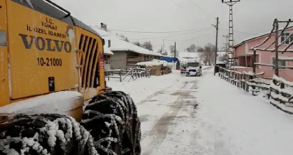 Yolu kardan kapanan köyde 92 yaşındaki hastaya ulaşmak için seferberlik